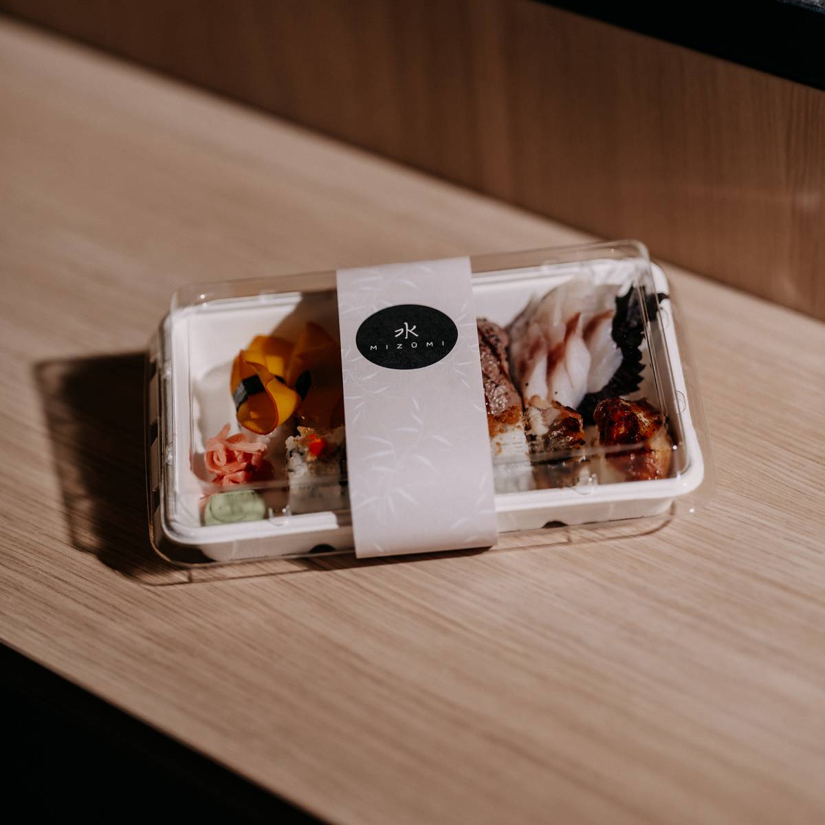 Sushi To-Go in Plastikbox zum Mitnehmen im Seerestaurant Mizumi