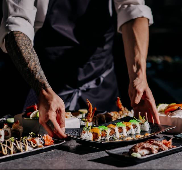 Sushi Meister richtet Sushi Platten an im Seerestaurant Mizumi