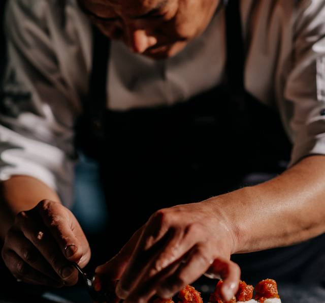 Sushi Meister richtet Sushi im Seerestaurant Mizumi an